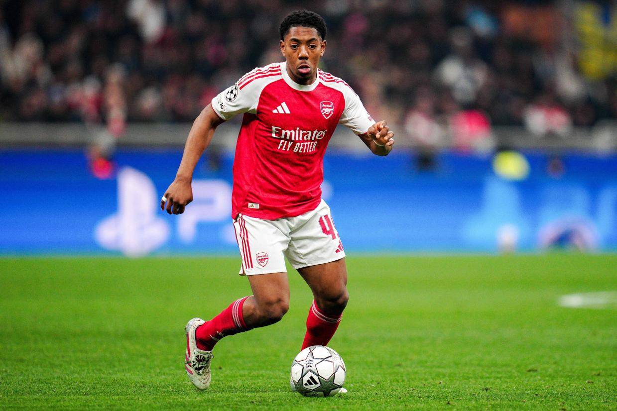 死敌截胡!曼联突袭阿森纳新星,左后卫转会暗战打响